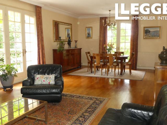 Beaux volumes pour cette jolie maison en pierre située à Puymoyen, 4 kms du centre ville d'Angoulême