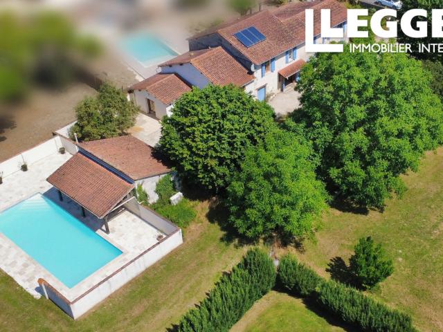 Spacieuse longère de 4 chambres avec gîte attenant, piscine et grand jardin. Idéal pour BnB ou grande famille