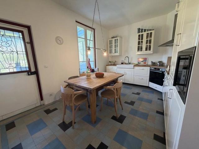 Spacieuse maison avec piscine à vendre à Fours
