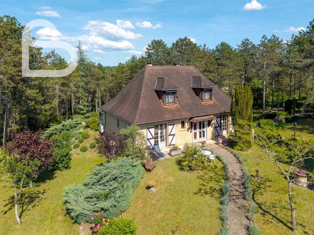 Spacieuse maison avec piscine sur parc d’1 ha 155m² Nadaillac de Rouge