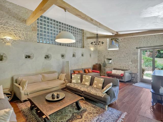 Spacieuse maison charentaise avec suite indépendante, piscin. 350m² Nonac