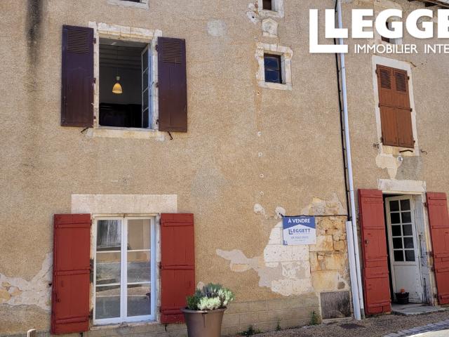 Spacieuse maison dans le charmant centre du village, 6 chambres, 2 salles de bains, garage, atelier et jardin