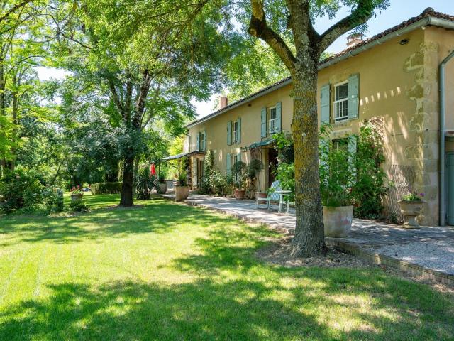 Spacieuse Maison De Campagne Au Bord D’une Riviere 320m² Mirande