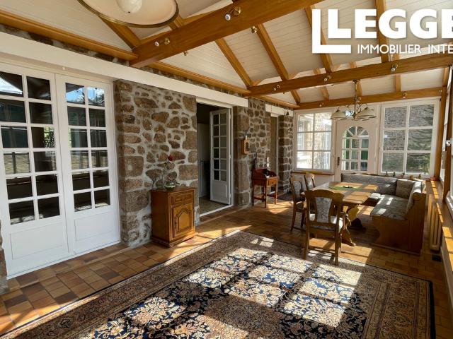 Spacieuse maison de campagne de 4 à 5 chambres avec piscine, granges et grand jardin