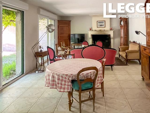 Spacieuse maison de caractère au cœur d’un village avec jardin et piscine