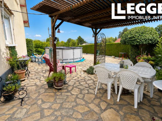 Spacieuse maison de quatre chambres avec piscine et jardin, à pied des commodités de Magnac Laval