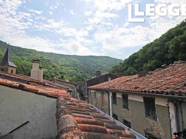 Spacieuse maison de village à rénover avec terrasse dans une rue charmante, près de la ville de Revel
