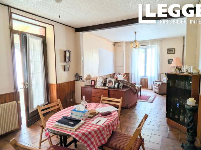 Spacieuse maison de village de 4 chambres avec un garage et une cour à La Porcherie