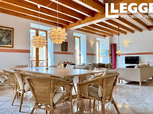 Spacieuse maison de village en pierre avec terrasses, jardin avec vue sur les montagnes, piscine et grand gara