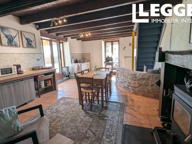 Spacieuse maison de ville de 3 à 4 chambres avec mezzanine, cave et jardin à Sigournais