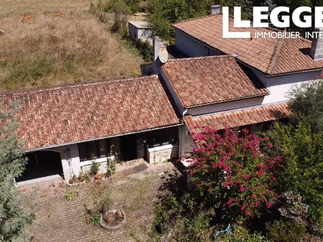 Spacieuse maison de 3 chambres avec garage, située dans un cadre paisible et grand jardin privé