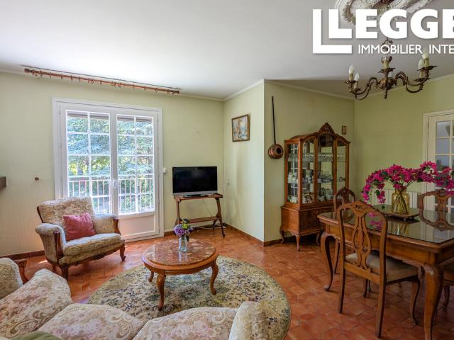 Spacieuse maison de 5 chambres, jardin de 2469m², 2 garages et une serre dans le village de Lavalette