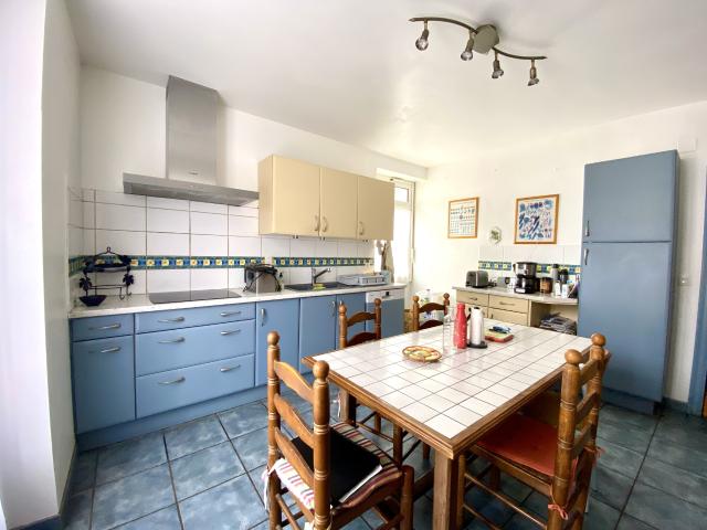 A la frontière espagnole, spacieuse maison en bourg de village