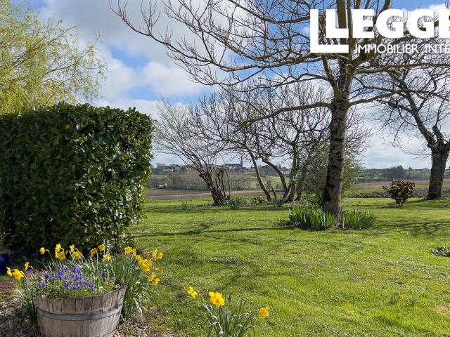 Spacieuse maison en pierre 4 chambres avec grande piscine, jardins et vue campagne près de Duras