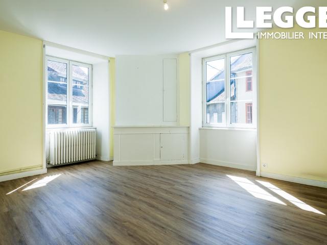 Spacieuse maison en pierre 5 chambres avec appartement indépendant, jardin et garage à Lubersac