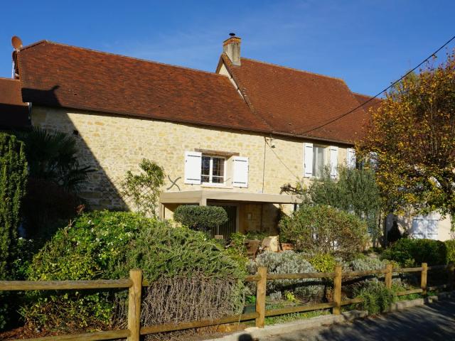 Spacieuse maison en pierre située dans un village historique