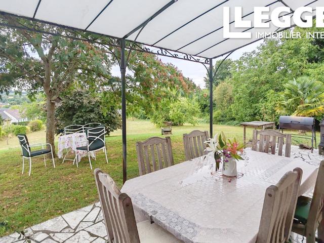 Spacieuse Maison Familiale 5 Chambres avec Vue Imprenable dans un Village Recherché