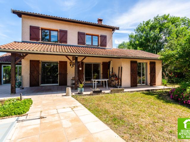 Spacieuse maison familiale avec piscine sur St Genis les Ollières