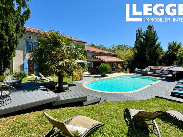 Spacieuse maison idéale pour famille ou pour des chambres d'hôtes. Situation paisible, vues, piscine et jardin