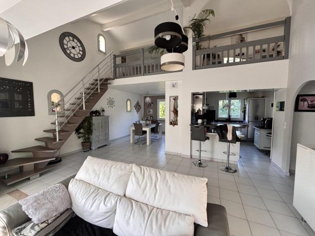 Spacieuse maison individuelle avec piscine 165m² Les Aires