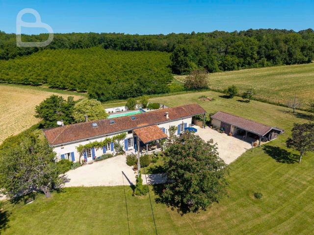 Spacieuse maison quercynoise avec piscine et dépendance 279m² Villeréal