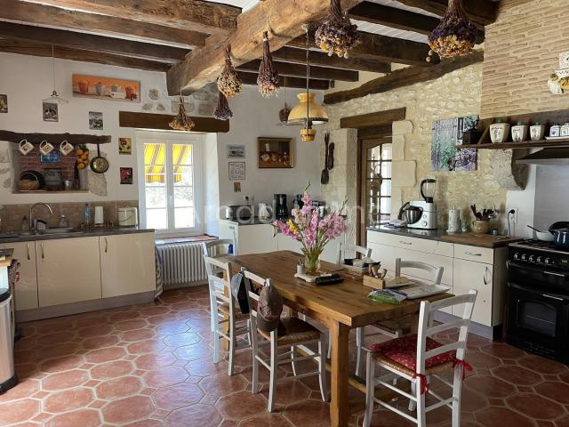 Spacieuse Périgourdine avec dépendance sur env. 2 700 m2. 200m² Issigeac