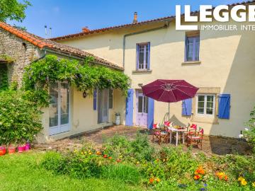 Spacieuse propriété avec grand séjour/cuisine, 4 chambres, garages et jardin, plus ancienne maison à rénover