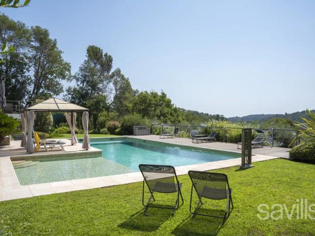 Spacieuse propriété dans un domaine privé. 520m² Valbonne