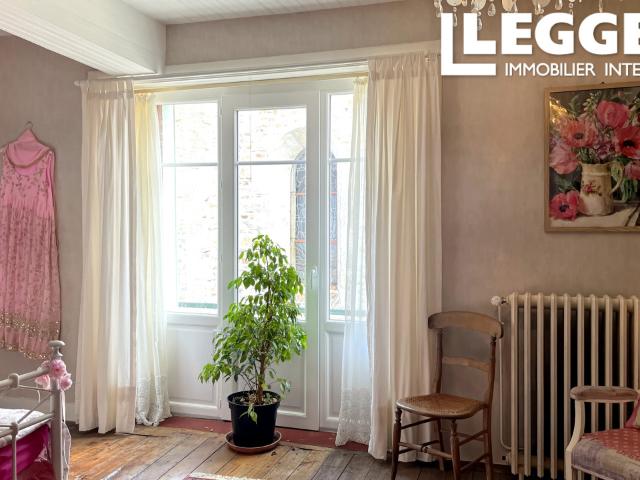 Spacieuse propriété de village avec 4 chambres, 2 grandes granges, un jardin clos privé et un verger à l'arriè