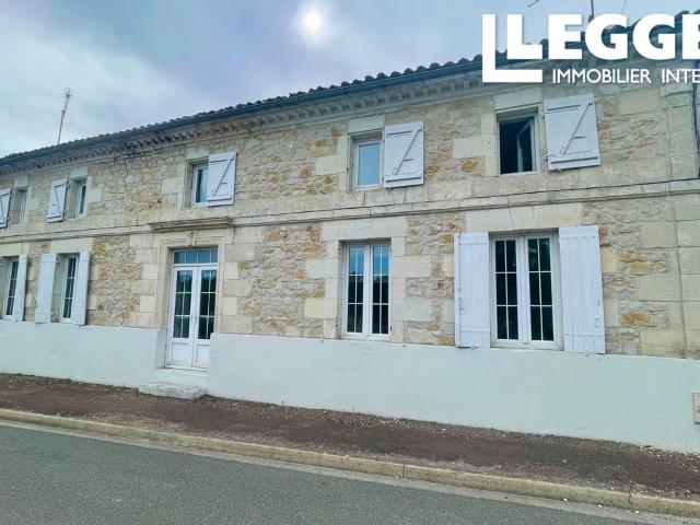 Spacieuse propriété de village avec 5 chambres, 2 salons, cuisine, grange et petit jardin