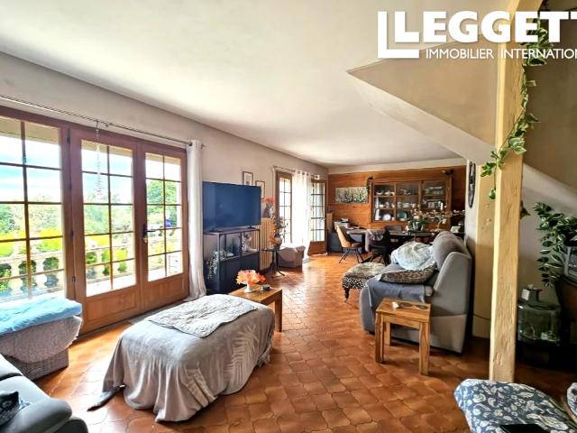 Spacieuse Villa 4 Chambres avec Piscine Chauffée, Dépendances et Vue Panoramique Proche Montluçon