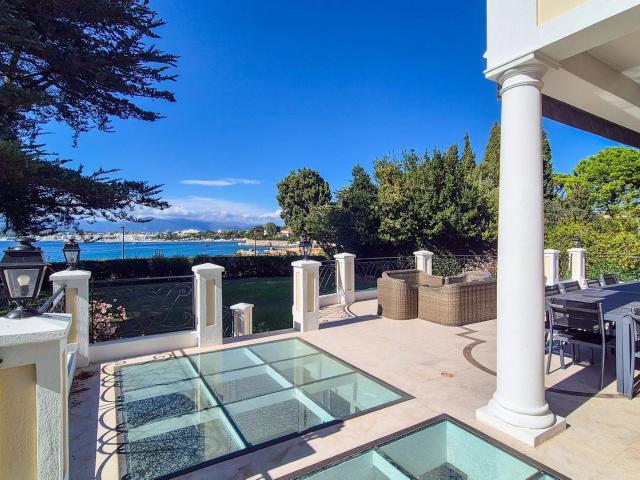 Spacieuse villa Belle Epoque pieds dans l'eau 512m² Antibes