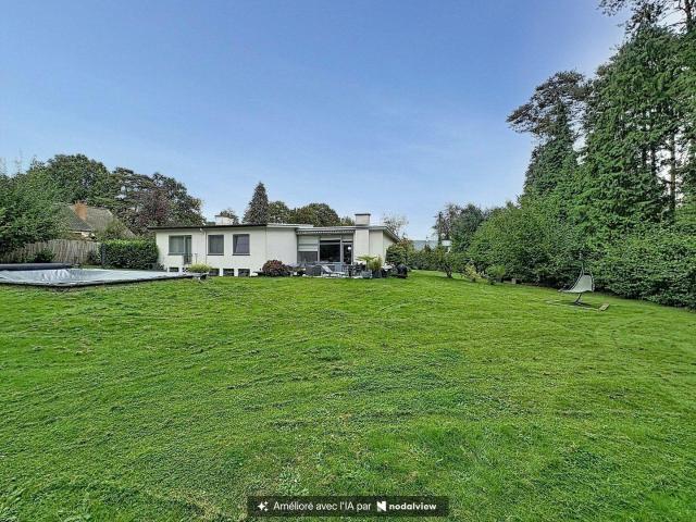 SPACIEUSE VILLA DE PLAIN PIED AVEC PISCINE ET GRAND JARDIN