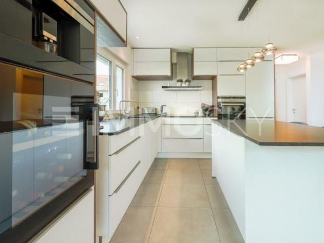 Spacieuse villa individuelle moderne avec matériaux de qualité
