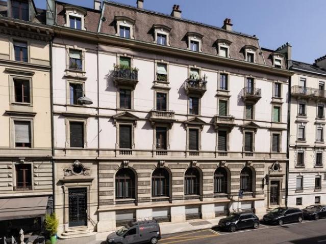 Spacieux 4 pièces en dernier étage, proche du quartier des banques
