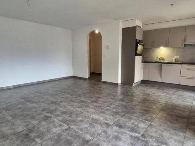 spacieux 2.5 pces lumineux avec deux places de parc et loggia