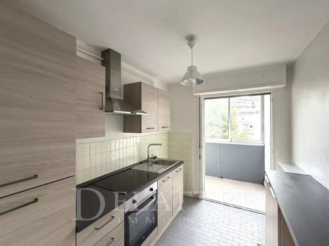 SPACIEUX 3 PIÈCES DERNIER ETAGE RÉSIDENCE AVEC PISCINE