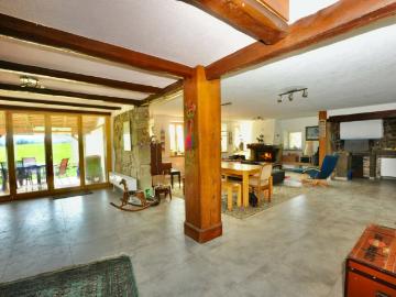 Spacieux triplex avec terrasse, jardin et piscine intérieure