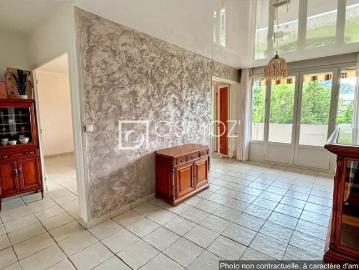 Spacieux appartement T5 avec loggia, garage XXL et vue sur C