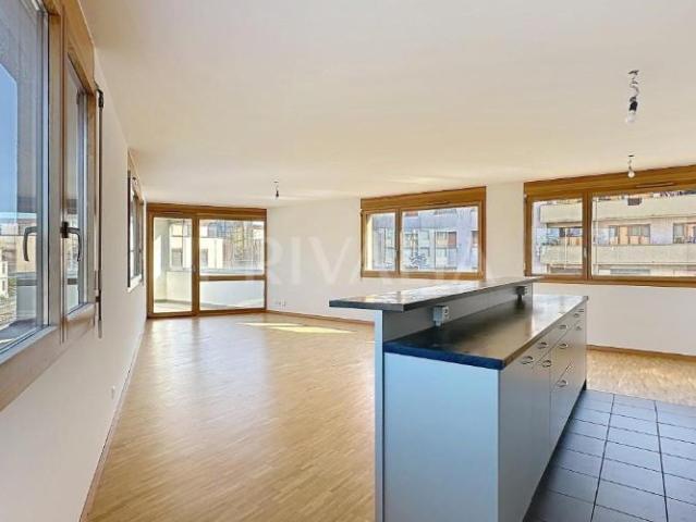Spacieux appartement au coeur d'un immeuble moderne et sécurisé avec loggia, à proximité des Organisations Internationales