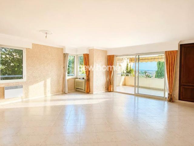 Spacieux appartement avec vue mer et fort potentiel au Cannet