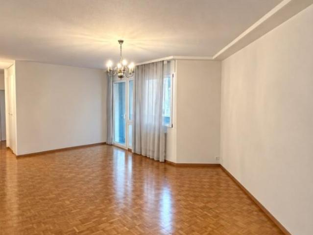 SPACIEUX APPARTEMENT DE 4,5 PIÈCES AVEC GRAND BALCON À CAROUGE