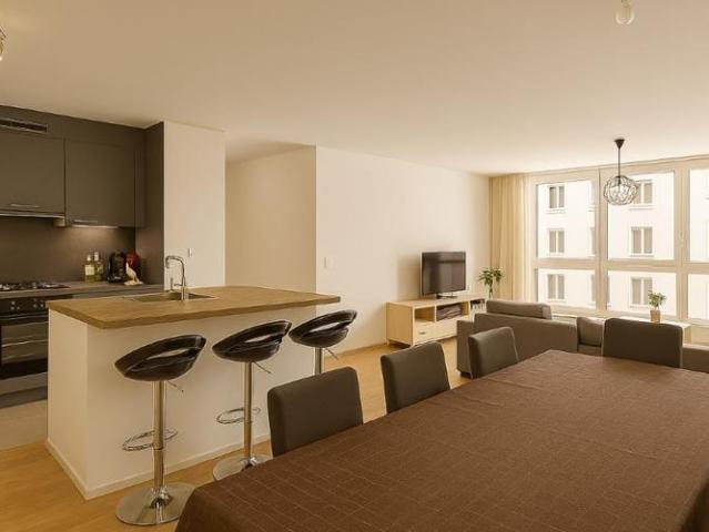 SPACIEUX ! APPARTEMENT DE 4.5 PIECES PROCHE DE TOUTES LES COMMODITES !