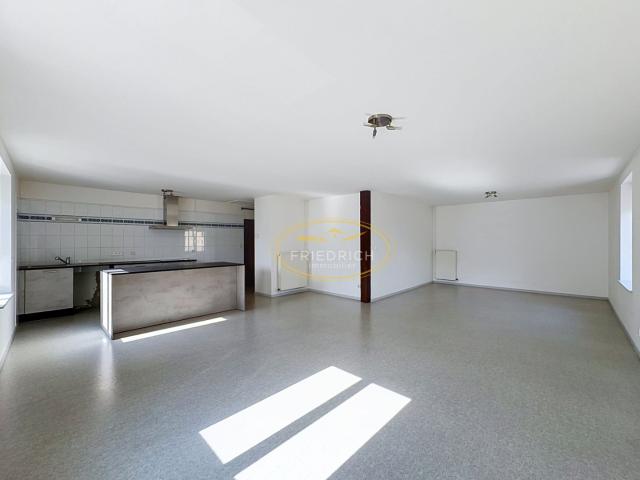 SPACIEUX APPARTEMENT DE 111 M2 À QUELQUES MINUTES DE COMMERC