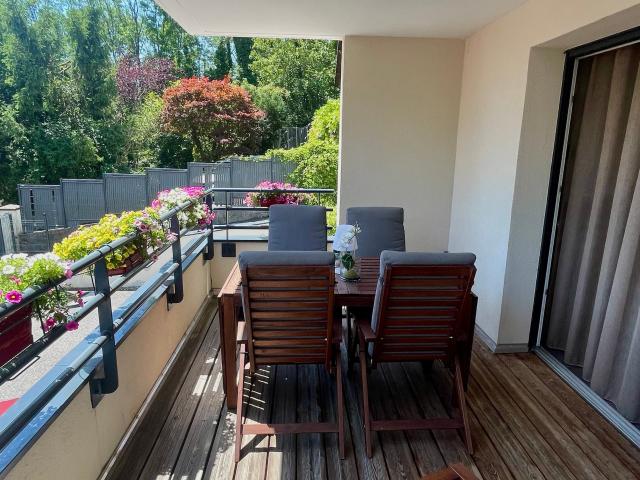 Spacieux appartement meublé de 3 chambres avec terrasse, jardin privé et 2 places de parking loyer tout inclus