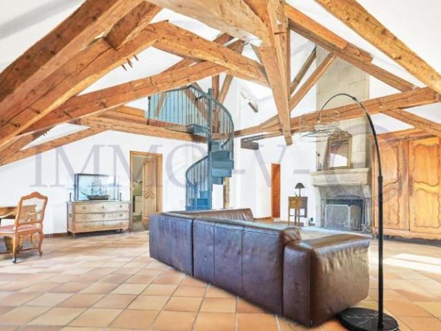 SPACIEUX AVEC CACHET ET EMPLACEMENT IDEAL MEUBLE