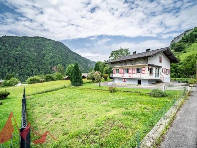 Spacieux chalet avec énorme potentiel de rénovation et terrain constructible à Saint Jean d'aulps