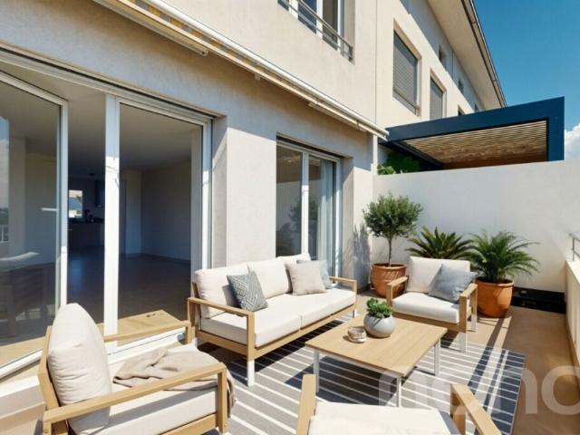Spacieux duplex en attique ? Volume et confort contemporain