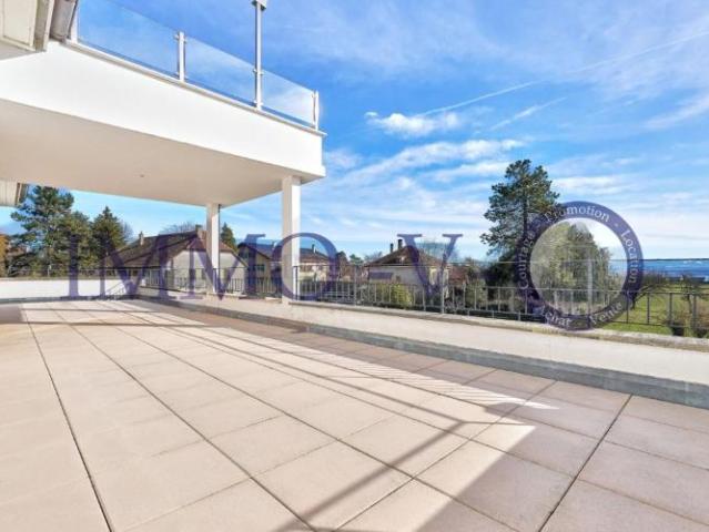 SPACIEUX ET LUMINEUX AVEC GRAND BALCON TERRASSE DE 60M2 ET VUE LAC