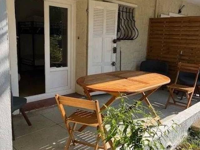 Spacieux F1 bis avec terrasse et vue sur verdure, au rez de jardin d'une villa